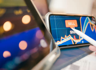 Opções de Bitcoin, Ethereum e forex sendo analisadas por um trader atuante em múltiplos mercados